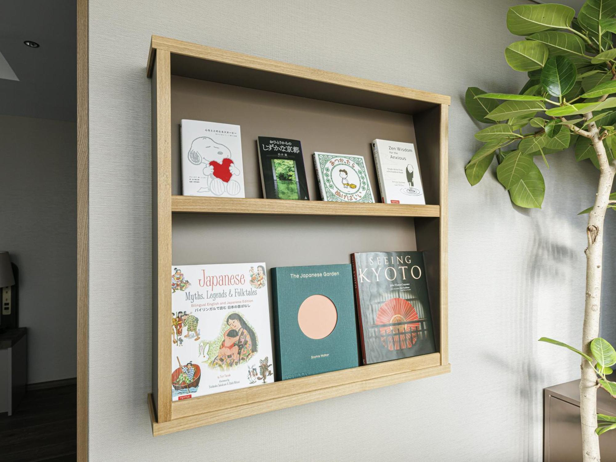 Good Nature Hotel Kyoto Phòng bức ảnh A wall-mounted bookshelf