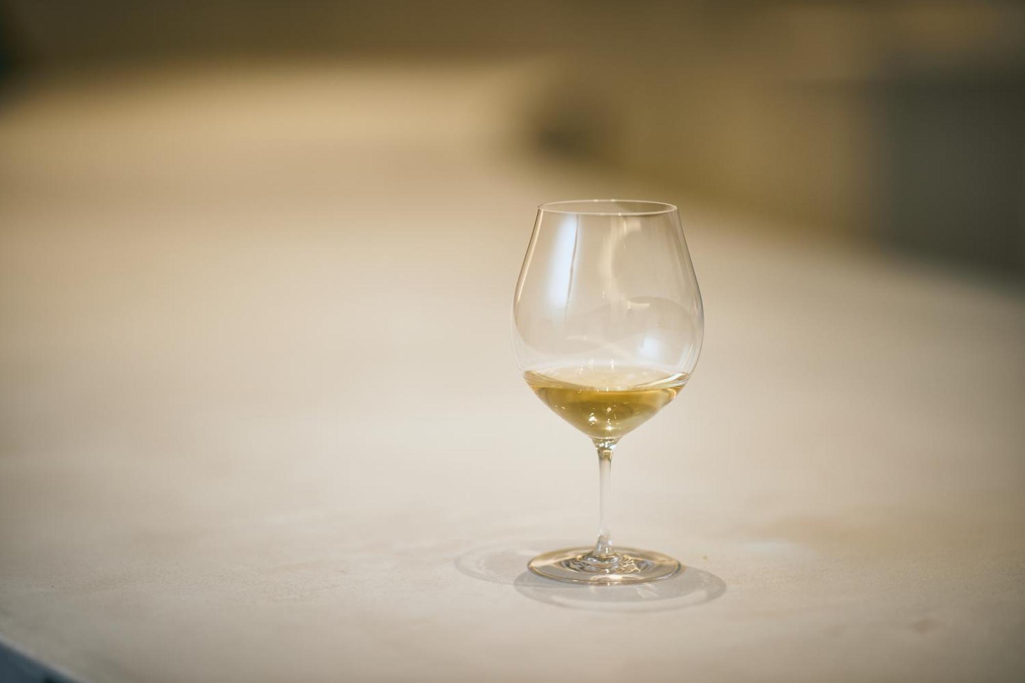 Good Nature Hotel Kyoto Ngoại thất bức ảnh A glass of white wine
